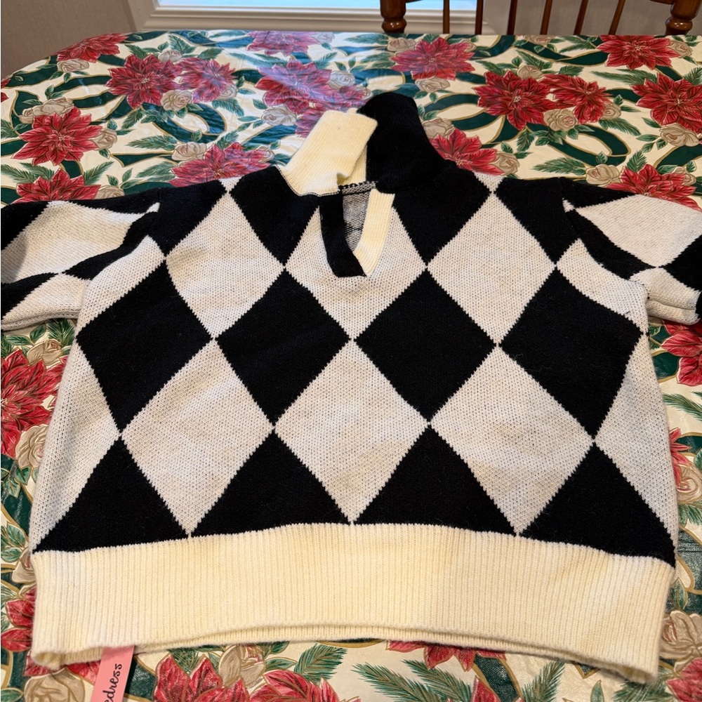 Chic Argyle Turtleneck Sweater in‎ Black and Cream